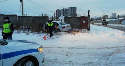 В Екатеринбурге из-за двух таксистов, не поделивших дорогу, в ДТП пострадали три пассажира
