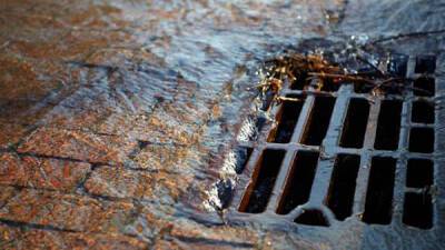 В Челябинске с новой дороги украли 35 решеток ливневой канализации