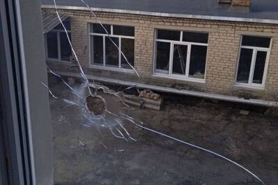 В поселке под Донецком снаряд попал в школу: ФОТО