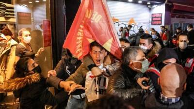 Спецназ жестко разогнал протестующих в Турции - 5-tv.ru - Турция - Стамбул