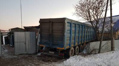 Машину занесло и повело: водитель объяснил, почему большегруз въехал в дом (ФОТО)