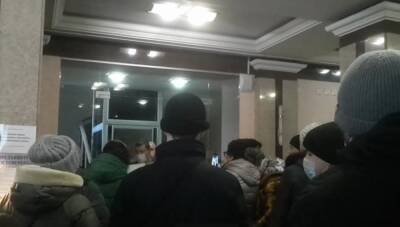 В Челябинске противники вакцинации подрались с охраной на входе в здание Заксобрания