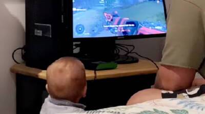 Маленький ребенок знает, как привлечь внимание папы-геймера – забавное видео!
