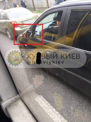 "Я у мамы инженер": в Киеве водитель по-своему решил проблему отсутствия бокового зеркала (фото)