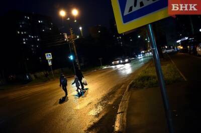Жители выльгортского микрорайона в темноте идут по трассе до Пичипашни