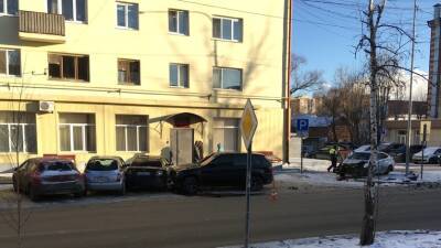 На Котовского водитель БМВ столкнулся с авто и въехал в 3 припаркованных машины