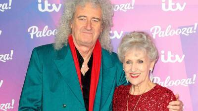 Впервые после болезни звезда группы Queen появился на публике с женой