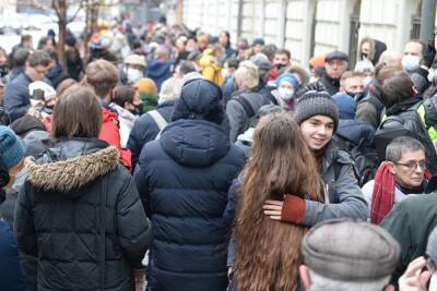 Генри Резник - У здания ВС, где слушают дело «Мемориала», собрались сотни людей, начались задержания - znak.com - Россия