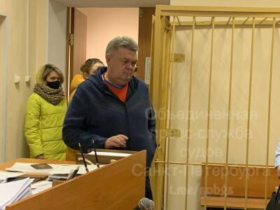 Тренер, задержанный в Пулково, не стал надевать маску в суде и его опять увезли в полицию