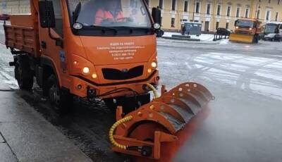 В Петербурге в среду выпало 2,4 см снега, до плавилок с кашей в кузове доехало 10 самосвалов