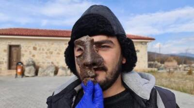 В Турции нашли железную маску римского воина возрастом 1 800 лет