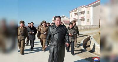 Кім Чен Ин - У Північній Кореї заборонили носити шкіряні плащі — поліція знімає їх з людей прямо на вулицях - fakty.ua - Украина - КНДР