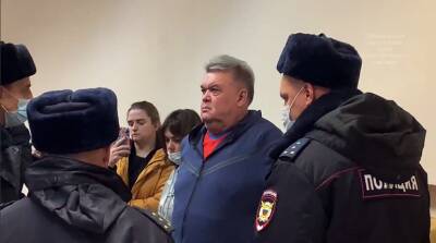 Рассмотрение дела отказавшегося надеть маску в Пулково тренера Ильина перенесли из-за отказа надеть маску и в суде
