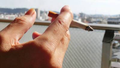 Впервые в Израиле: суд оштрафовал жителя Петах-Тиквы на 28.000 шекелей за курение на своем балконе