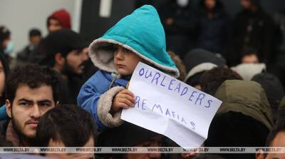 ФОТОФАКТ: "Это вопрос нашей жизни!" - беженцы устроили стихийный митинг в ТЛЦ