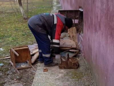 В Чехове коммунальщики призвали жителей убрать хлам из подвалов