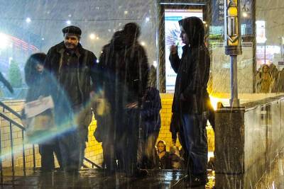Москвичей предупредили о дождях и снеге на выходных