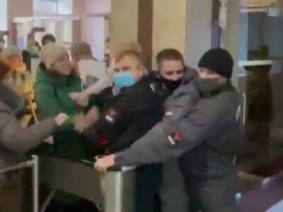 В Челябинске противники QR-кодов, которые пытались прорваться в ЗСО, передали обращения депутатам
