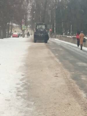 Десятки тонн соли и песка высыпали на улицы Вологды за один день из-за гололедицы