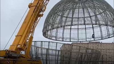 Двадцатиметровый новогодний шар установили на Поклонной горе в Москве