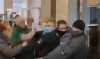 Видео дня: челябинские противники QR-кодов подрались с охраной здания Заксобрания