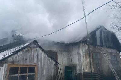 В Щекино на пожаре женщина и крыша дома получили ожоги