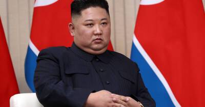 Срывают прямо на улице: в Северной Корее запретили черные плащи во избежание подражания Ким Чен Ыну