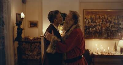Почтовая служба Норвегии выпустила новогоднюю рекламу с Сантой-геем (видео)