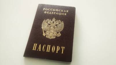 Власти Воронежа считают незаконным требование охранников показывать паспорт при предъявлении QR-кода