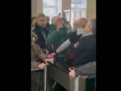 В Челябинске противники QR-кодов подрались с охраной на входе в здание Заксобрания