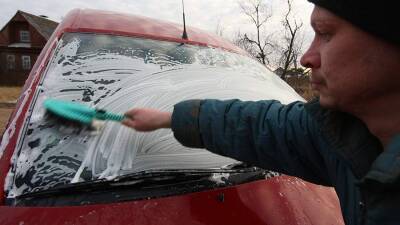 Автоэксперт развеял миф о штрафах за мытье стекол машин у дома