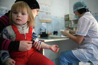 Вирусолог призвал прививать детей от коронавируса