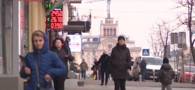 Украинцы массово бросились скупать валюту: что с такими темпами нас ждет в начале 2022 года