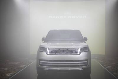 Подруливающая задняя ось и следящие фары: в Украине представили новый Range Rover