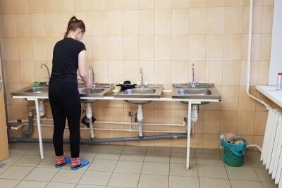 Студенты в кампусе ЛГУ в Горбунках два месяца живут без горячей воды