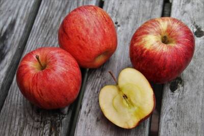 Гастрит и язва могут обостриться при употреблении яблок с кожурой