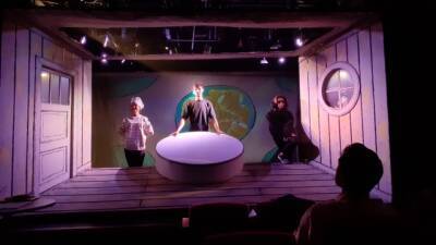 Театр «Экспромт» представил новый спектакль «Нае-умник»