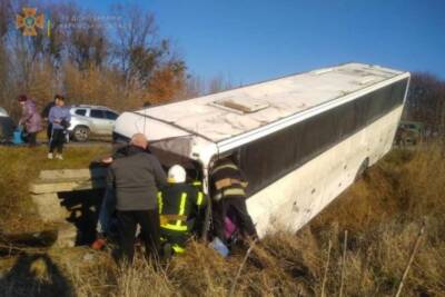 Пассажирский автобус слетел в кювет на Харьковщине, есть пострадавшие