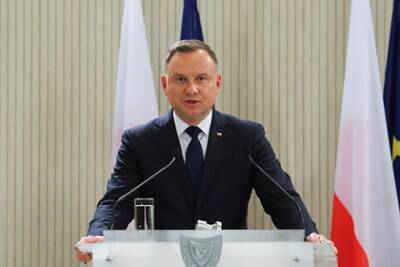 Президент Польши обвинил белорусскую сторону в вооружении мигрантов