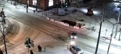 Автомобиль после ДТП в Петрозаводске выбросило на тротуар, где стояли пешеходы (ВИДЕО)