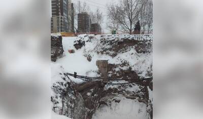 Уфимец показал огромную неогороженную по периметру яму на улице Комсомольской