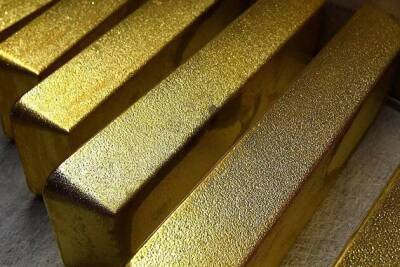 Золото коррекционно дорожает после снижения накануне