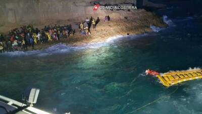 Итальянская береговая охрана спасла сотни мигрантов у острова Лампедуза