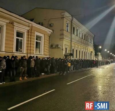 У здания посольства Таджикистана в Москве собрались сотни мигрантов