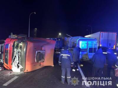 На въезде в Харьков грузовик раздавил легковой автомобиль