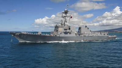 Российские военные следят за ракетным эсминцем ВМС США в Черном море