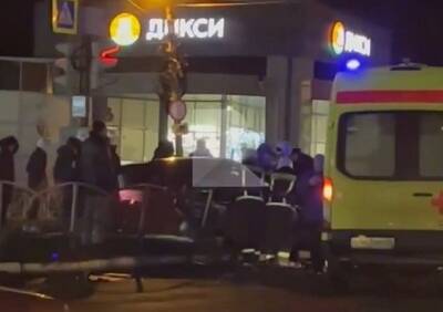 В Дашково-Песочне автомобиль пробил ограждение и вылетел на тротуар
