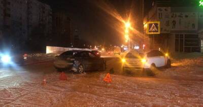 В Новосибирске 16-летняя девушка пострадала в ДТП с автомобилями Mazda и Lada Vesta