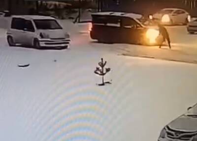 Honda в Новосибирске сбила 4-летнего малыша, отец в ярости швырнул в стекло снегокат
