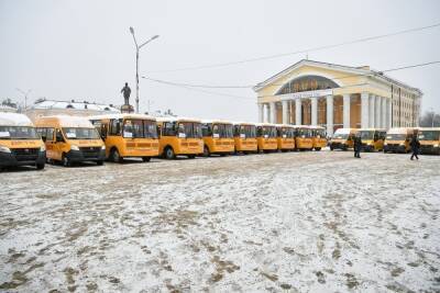 Школы Карелии получили 28 новых автобусов